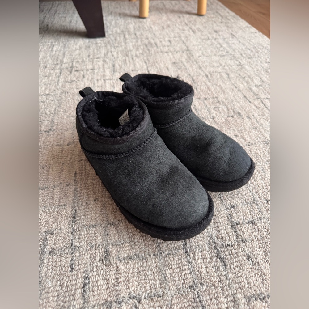 Ugg kids classic ultra mini boot black size 3